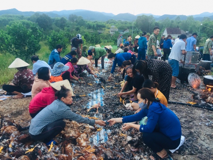 Hà Tĩnh: Hàng trăm người tham gia giải cứu 8.000 con gà chết ngạt - 2