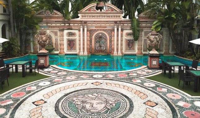 Casuarina Casa từng là nhà của NTK lừng danh Gianni Versace.