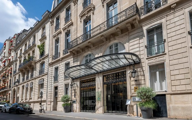 La Maison des Champs-Elysées nằm bên trong tòa Maison des Centraliens, ngay ngã ba của Đại lộ Montaigne, Grand Palais và Place de la Concorde.