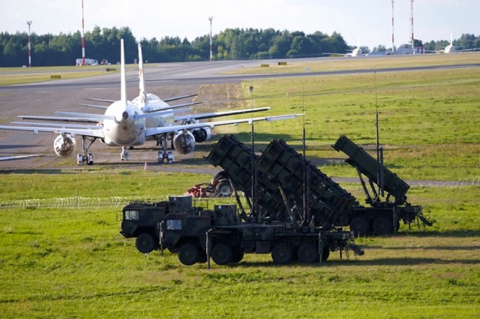 Hệ thống phòng không Patriot của Đức được triển khai tại sân bay Vilnius – Lithuania ngày 7-7-2023. Ảnh: REUTERS