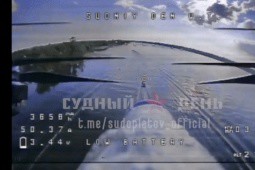 Video: UAV tự sát Nga đánh trúng xuồng cao tốc chở binh sĩ Ukraine trên sông Dnipro