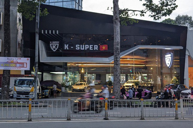 Các siêu xe tại showroom K-Super được di dời đi nơi khác (Ảnh: C.H.).