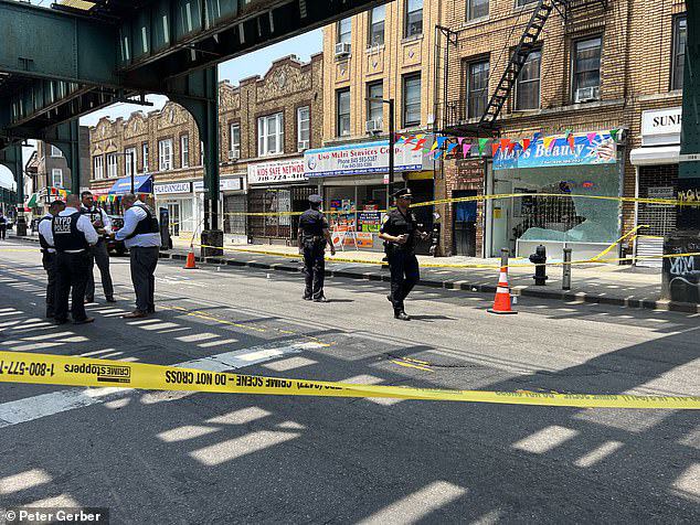 Video: Vừa lái xe 2 bánh vừa rút súng bắn hàng loạt người đi bộ ở New York gây rúng động - 3
