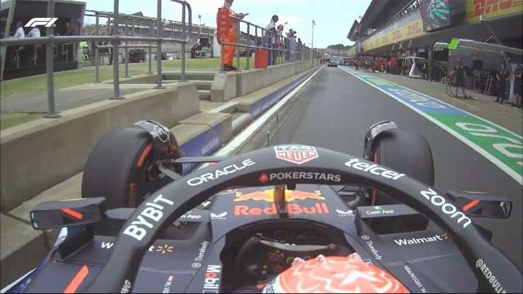 &nbsp;Verstappen gãy cánh gió ở trong pit