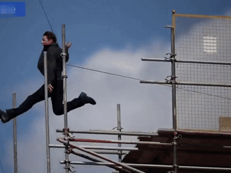 Clip cú nhảy thách thức tử thần của Tom Cruise qua hai toà nhà cao 70m