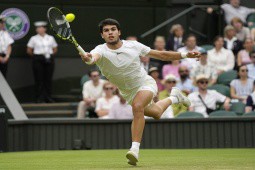 Trực tiếp tennis Wimbledon ngày 8: Alcaraz gặp khó, Medvedev dè chừng