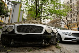 Siêu xe Bentley và Mercedes bị bỏ rơi, nằm lăn lóc trên vỉa hè Hà Nội