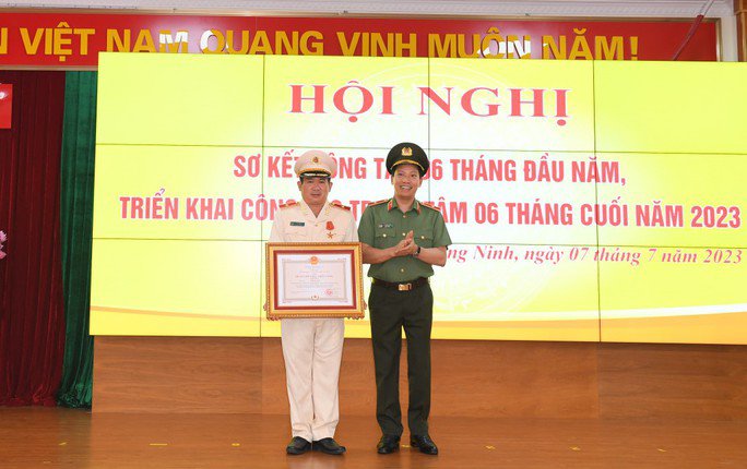 Thiếu tướng Đinh Văn Nơi nhận huân chương cao quý - 1