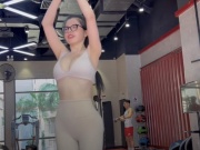 Thời trang - Hot girl Long An gây nhiều sự chú ý khi mặc quần trùng màu cơ thể đi tập gym