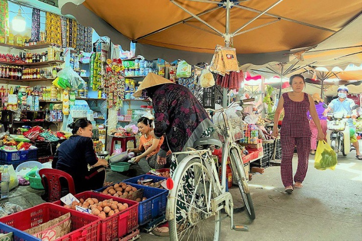 Nhiều người dân lo lắng sau mỗi lần tăng lương cơ sở là giá cả hàng hóa sẽ tăng. Ảnh: T.UYÊN