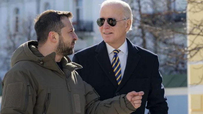 Tổng thống Mỹ Joe Biden và Tổng thống Ukraine Volodymyr Zelensky tại thủ đô Kiev ngày 20-2-2023. Ảnh: AP