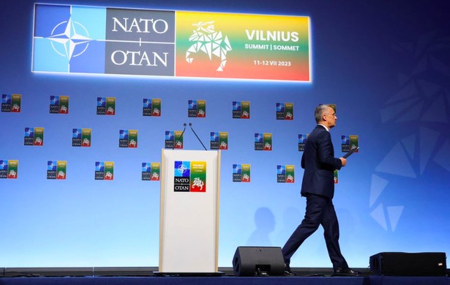 Tổng Thư ký NATO Jens Stoltenberg rời khỏi cuộc họp báo về thượng đỉnh ngày 10/7. (Ảnh: Reuters)