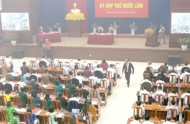 HĐND Quảng Nam phải tạm nghỉ họp vì khói bao trùm hội trường - 1