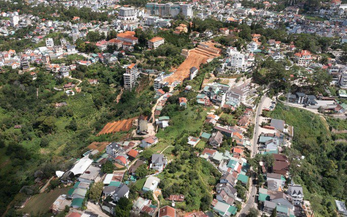 Nhìn toàn cảnh khu vực quanh hẻm 36 Hoàng Hoa Thám có thể thấy đây là vùng đất trũng thấp phía dưới, khi mưa to sẽ có lượng nước lớn đổ về. Một nạn nhân bị thương trong vụ sạt lở hẻm 36 Hoàng Hoa Thám cho biết đến nay vẫn cảm thấy lo sợ khi trời mưa lớn hoặc nghe tiếng động lớn.