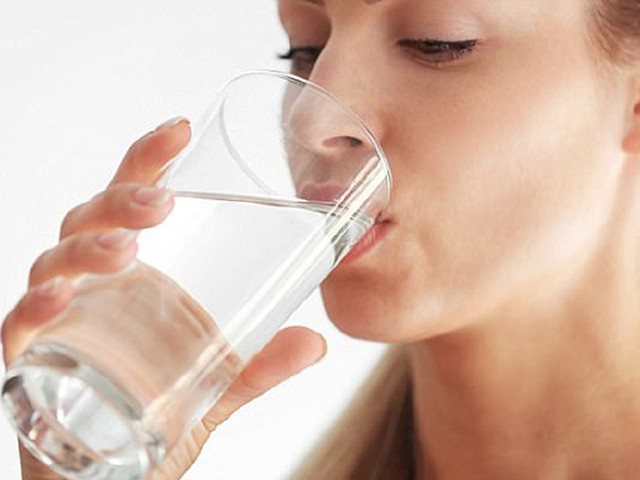 Lười đến mấy bạn cũng nhất định phải uống nước vào 5 khung giờ này để thải độc tố, nói không với bệnh tật - 1