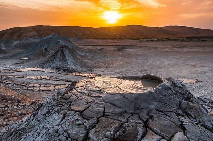 Gobustan là một trong những khu vực tập trung nhiều núi lửa bùn tại Azerbaijan, với khoảng 300 núi lửa bùn trên toàn quốc.
