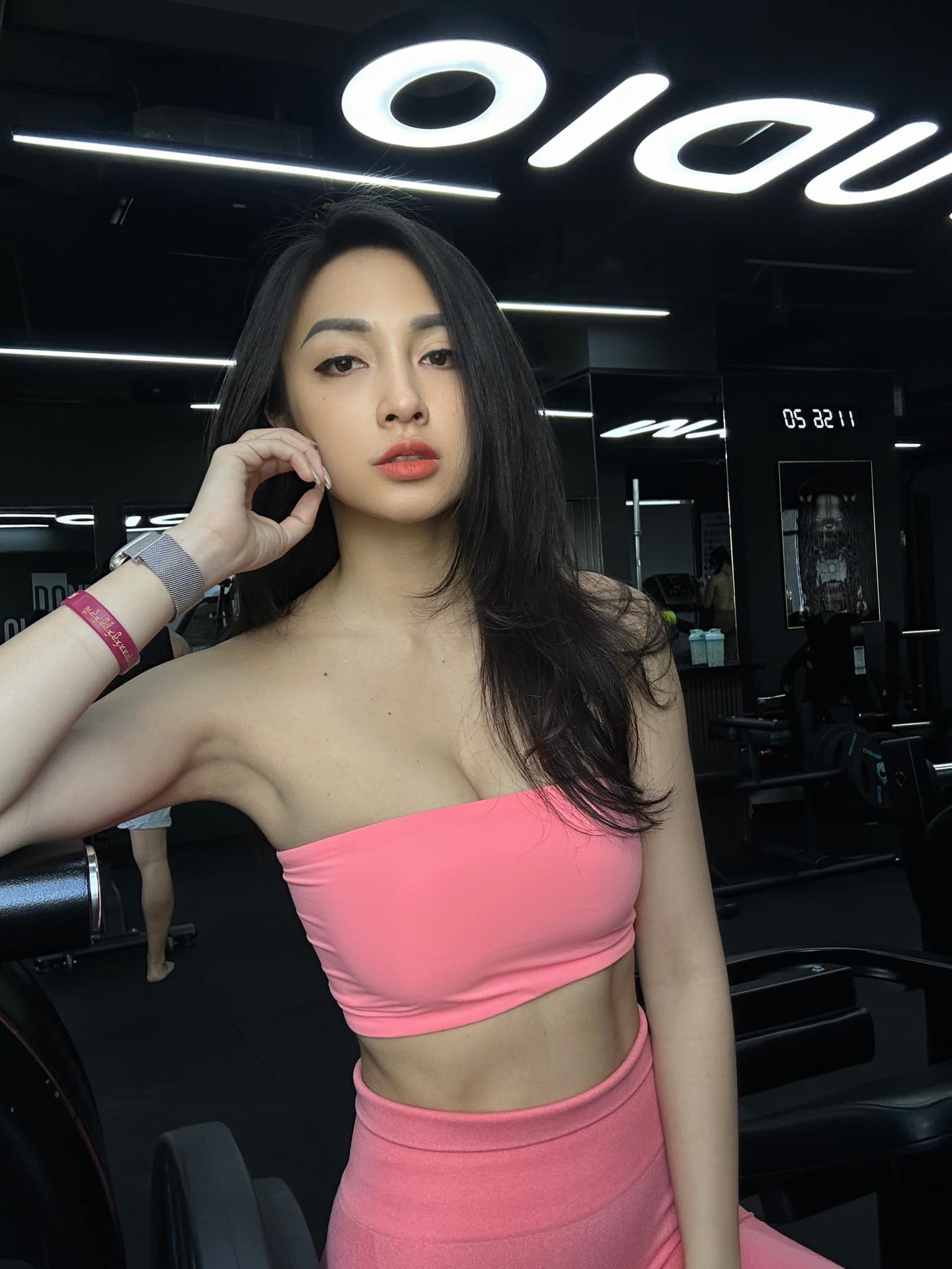 Jessie Lương đang là cái tên được nhắc nhiều trên các trang mạng xã hội. Cô là YouTuber, TikToker nổi tiếng, có hàng trăm nghìn người theo dõi. Ngoài các nội dung về ẩm thực, du lịch, cô còn biết đến là tay chơi siêu xe.