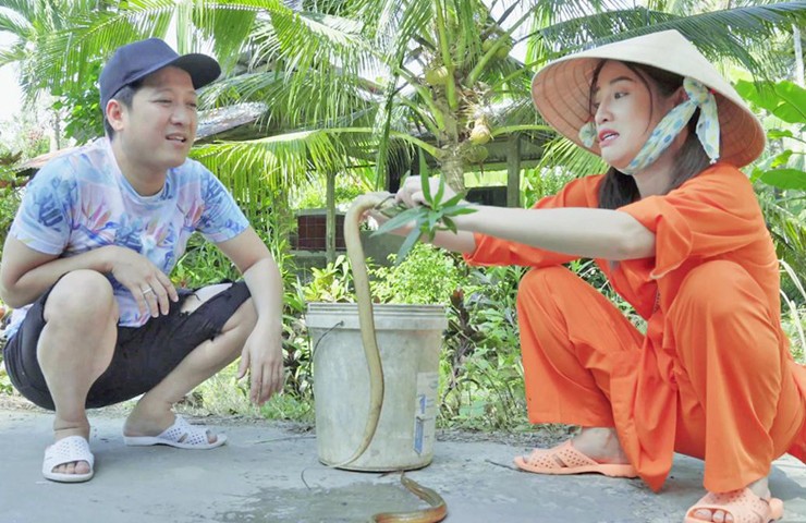 Thân thiết với “ba” Giang, Puka khẳng định cô không sợ Nhã Phương ghen tuông.
