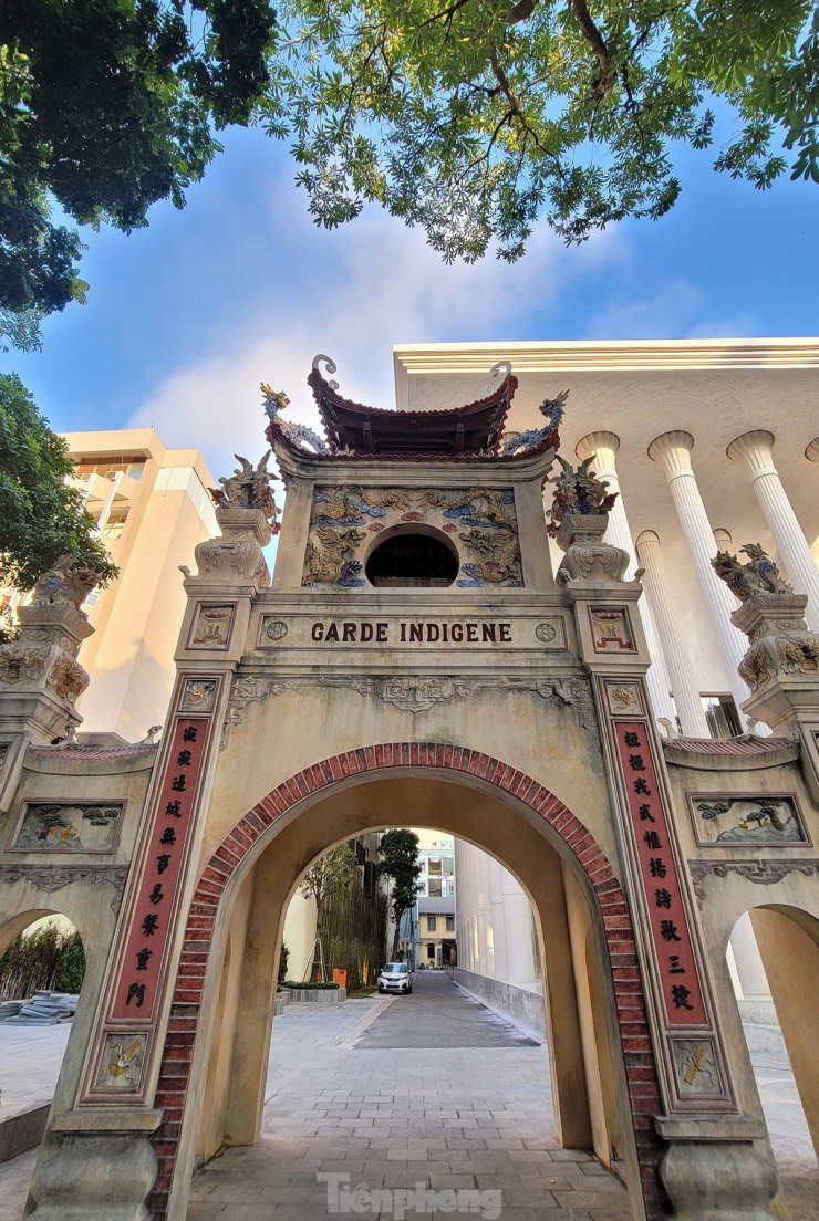 Tại sao lại có cổng Tam quan cổ kính nằm giữa Nhà hát Hồ Gươm và tòa nhà Bộ Công an? - 2