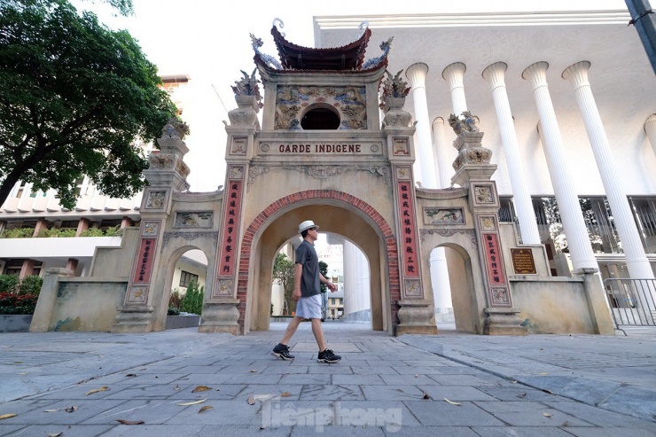 Tại sao lại có cổng Tam quan cổ kính nằm giữa Nhà hát Hồ Gươm và tòa nhà Bộ Công an? - 3