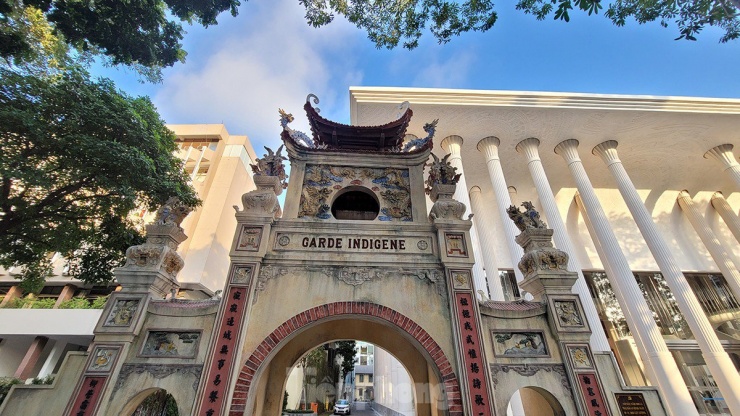 Tại sao lại có cổng Tam quan cổ kính nằm giữa Nhà hát Hồ Gươm và tòa nhà Bộ Công an? - 4