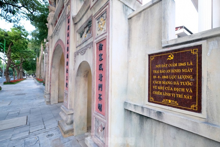 Tại sao lại có cổng Tam quan cổ kính nằm giữa Nhà hát Hồ Gươm và tòa nhà Bộ Công an? - 7