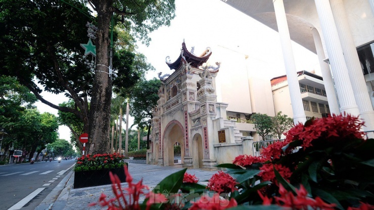Tại sao lại có cổng Tam quan cổ kính nằm giữa Nhà hát Hồ Gươm và tòa nhà Bộ Công an? - 11