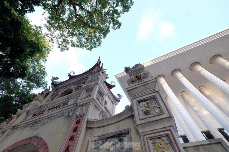 Tại sao lại có cổng Tam quan cổ kính nằm giữa Nhà hát Hồ Gươm và tòa nhà Bộ Công an? - 13