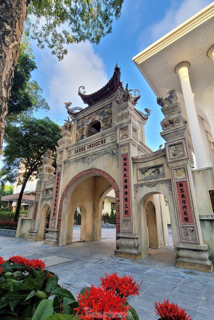 Tại sao lại có cổng Tam quan cổ kính nằm giữa Nhà hát Hồ Gươm và tòa nhà Bộ Công an? - 14