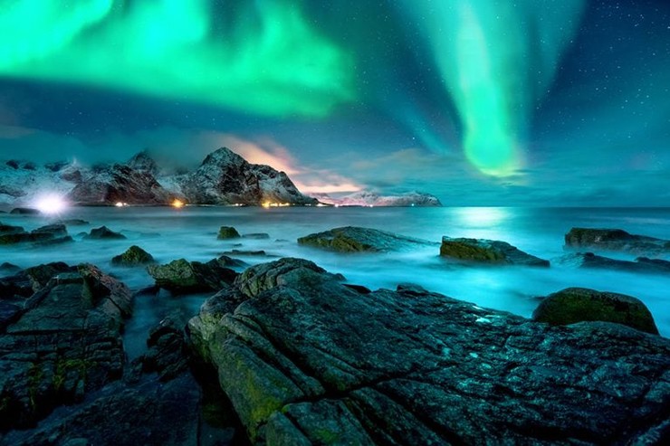 Cực quang (Aurora Borealis) ở phía bắc Na Uy: Màn trình diễn ánh sáng thần thoại này đẹp nhất&nbsp;phía bắc Na Uy, thị trấn Tromsø. Từ tháng 9 đến tháng 3, hãy nhìn lên bầu trời để bắt gặp những vòng xoáy phát sáng màu xanh lá cây, hồng và tím, một phản ứng được thúc đẩy bởi điện tích của các hạt khí trong bầu khí quyển của Trái đất.
