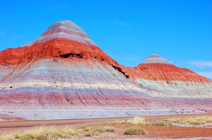 Painted Desert trong Công viên quốc gia Rừng hóa đá, Arizona: Sa mạc được đặt tên theo màu sắc độc đáo của nó là sự kết hợp của các trầm tích từ đá sa thạch, đất sét, tro núi lửa và các vật liệu địa chất khác, tạo nên một chiếc kính vạn hoa có màu tím nhạt, đỏ, cam và hồng.

​
