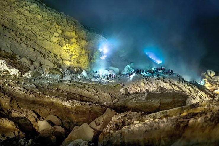 Núi lửa Kawah Ijen ở Đông Java, Indonesia: Ngọn núi lửa đang hoạt động này không chỉ phun ra dung nham đỏ như những nơi khác. Thay vào đó, dung nham của nó có màu xanh nổi bật nhờ sự hiện diện của lưu huỳnh. Vào ban đêm, du khách có thể ngạc nhiên trước ngọn lửa màu xanh vô cùng đặc biệt.
