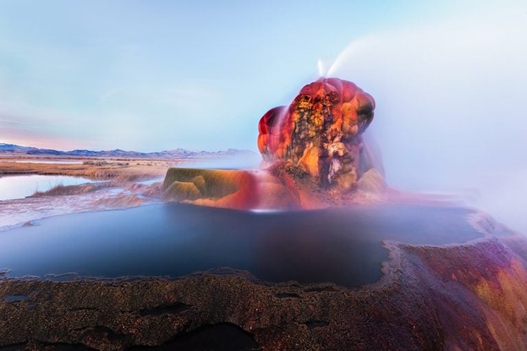 Fly Geyser ở Hạt Washoe, Nevada: Tảo nhiều màu là nguyên nhân tạo nên màu sắc ấn tượng&nbsp;của mạch nước phun địa nhiệt này. Đây là một cấu trúc tự nhiên với nước nhiều màu được phun lên không trung ở độ cao 1,5m.
