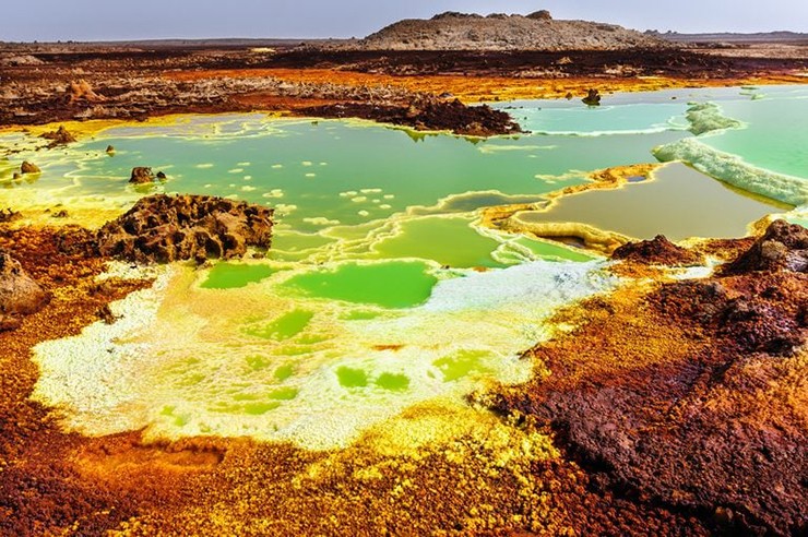 Dallol, Ethiopia: Dallol chứa đầy muối cháy, đá núi lửa và axit sunfuric với nhiệt độ trung bình hằng năm là khoảng 34°C và nhiệt độ có thể lên tới 46°C. Các mỏ muối, mảnh vụn núi lửa, suối nước nóng, mỏ khoáng sản… đã tạo ra một cảnh quan như ở hành tinh khác với màu vàng neon và xanh lục.
