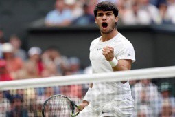 Trực tiếp tennis Wimbledon ngày 10: Alcaraz gặp khó, chờ Medvedev giải mã ”ngựa ô”