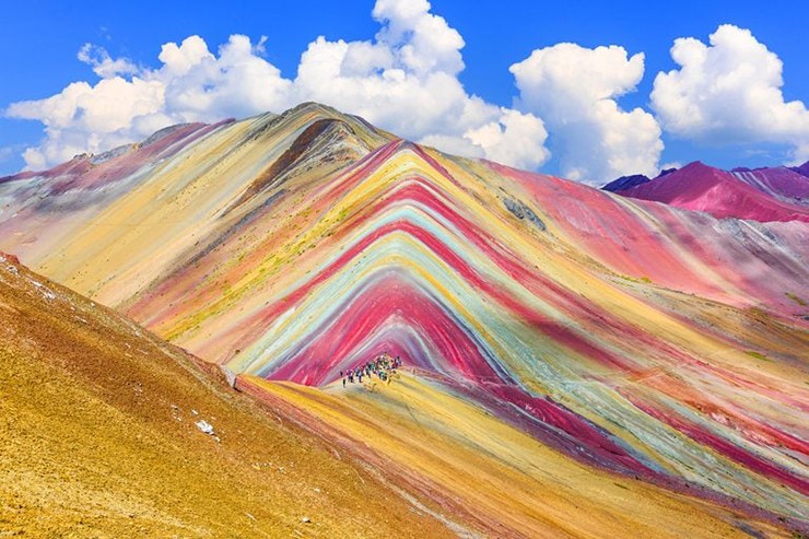 Núi cầu vồng ở Andes Peru: Núi Vinicunca, hay còn gọi là Montaña de Siete Colores (Núi Bảy Màu), nằm khá xa trên dãy Andes của Peru và hiện là điểm đến phổ biến của khách du lịch. Đến đây bạn sẽ khám phá ra một kỳ quan thiên nhiên ngoạn mục,&nbsp;những sọc cầu vồng dày dường như được vẽ vào sườn núi, nhờ các mỏ khoáng sản được vun đắp qua hàng triệu năm.
