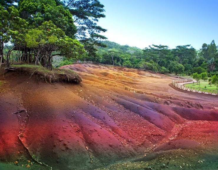 Vùng đất&nbsp;bảy màu ở Chamarel, Mauritius: Màu sắc kỳ lạ của khu vực này đã biến nó&nbsp;trở thành một điểm đến phổ biến đối với du khách, không chỉ vì vẻ đẹp mà còn vì khả năng phục hồi thần bí của nó, khi các&nbsp;đụn cát dường như không bị xói mòn qua nhiều năm.
