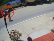 Tin tức trong ngày - Clip: Xe đạp tông hỏng đuôi ô tô, nữ “biker” gặp cái kết may mắn