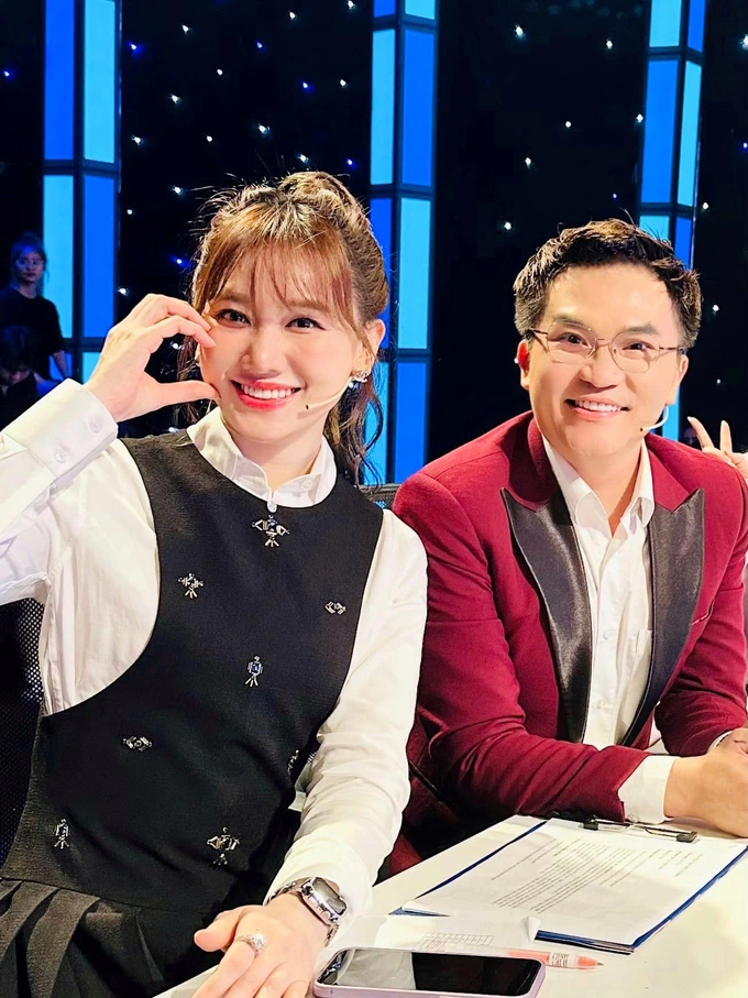 Hari Won thích thú khi MC Đại Nghĩa thay Trấn Thành ngồi ghế nóng show "Siêu tài năng nhí"