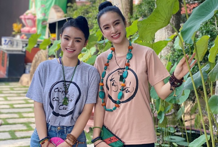 Một thời gian sau, Angela Phương Trinh cùng em gái Phương Trang hạn chế các hoạt động giải trí, dành thời gian tìm hiểu Phật pháp, ăn chay...
