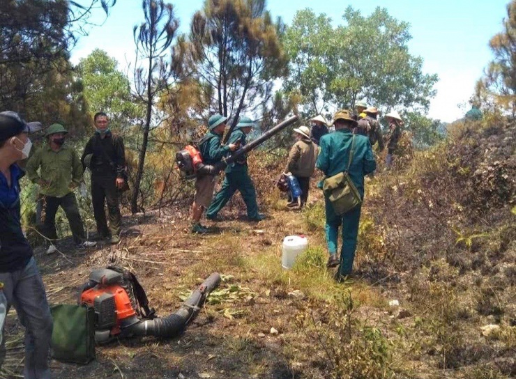 Mặc dù ban ngày trời nắng nóng, ban đêm tối khiến công tác chữa cháy gặp nhiều khó khăn nhưng người dân tham gia chữa cháy rất tích cực.