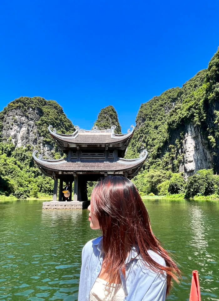 Du khách khám phá vẻ đẹp thiên nhiên Ninh Bình.