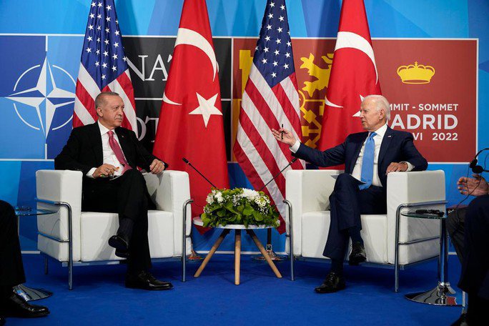 Tổng thống Biden (phải) và Tổng thống Erdogan tại Hội nghị thượng đỉnh NATO ở Madrid năm ngoái. Ảnh: AP