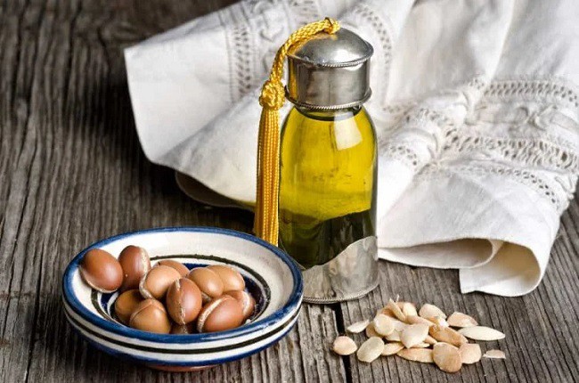 Dầu argan có hương thơm dịu, kết cấu nhẹ nhàng dễ chịu với thành phần giàu vitamin E, axit béo và chất chống oxy hóa rất phù hợp để sử dụng trong nhiều công thức nấu ăn và làm đẹp.
