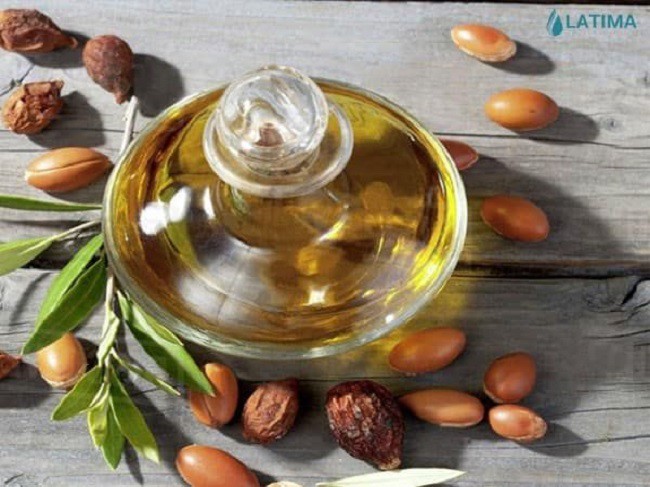 Dầu argan được lấy từ hạt của cây argan chỉ có duy nhất ở khu vực phía tây nam Ma-rốc.
