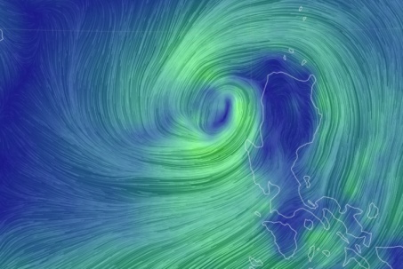 Áp thấp nhiệt đới đã vào Biển Đông, khả năng mạnh thành bão trong 24 giờ tới