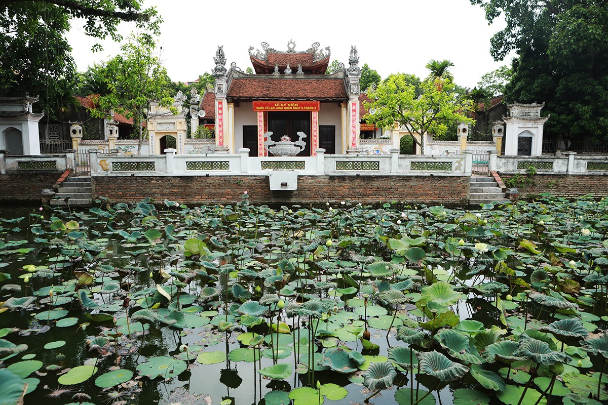 Di tích đình Nội (còn gọi là đền Lạc Long Quân) ở thôn Bình Đà, xã Bình Minh, huyện Thanh Oai (Hà Nội).&nbsp; Tương truyền từ hàng nghìn năm trước, ngôi đền thiêng đã được người dân trong vùng lập nên để quanh năm hương khói, phụng thờ Đức Quốc tổ Lạc Long Quân.