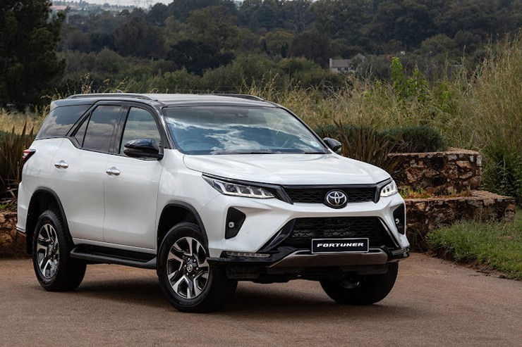 Giá xe Toyota Fortuner lăn bánh tháng 7/2023, giảm 50% lệ phí trước bạ - 1