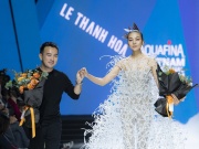 Thời trang - Thanh Hằng diện váy đính pha lê nặng 50kg trong show diễn của Lê Thanh Hòa