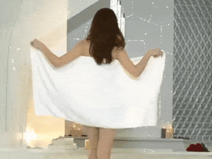 Quấn khăn tắm quay clip nhún nhảy, loạt người đẹp Việt gây tranh cãi